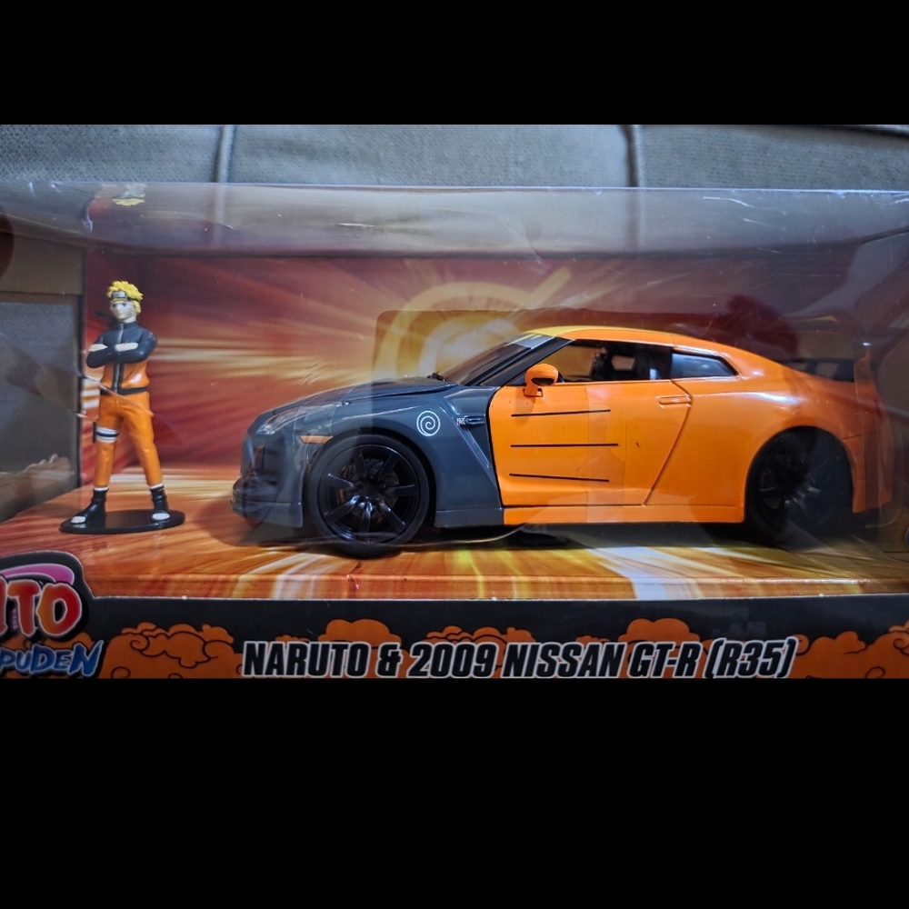 Naruto Uzumaki& 2009 Nissan GT-R (R35) Toy Diecast Model Set - Orange and Black